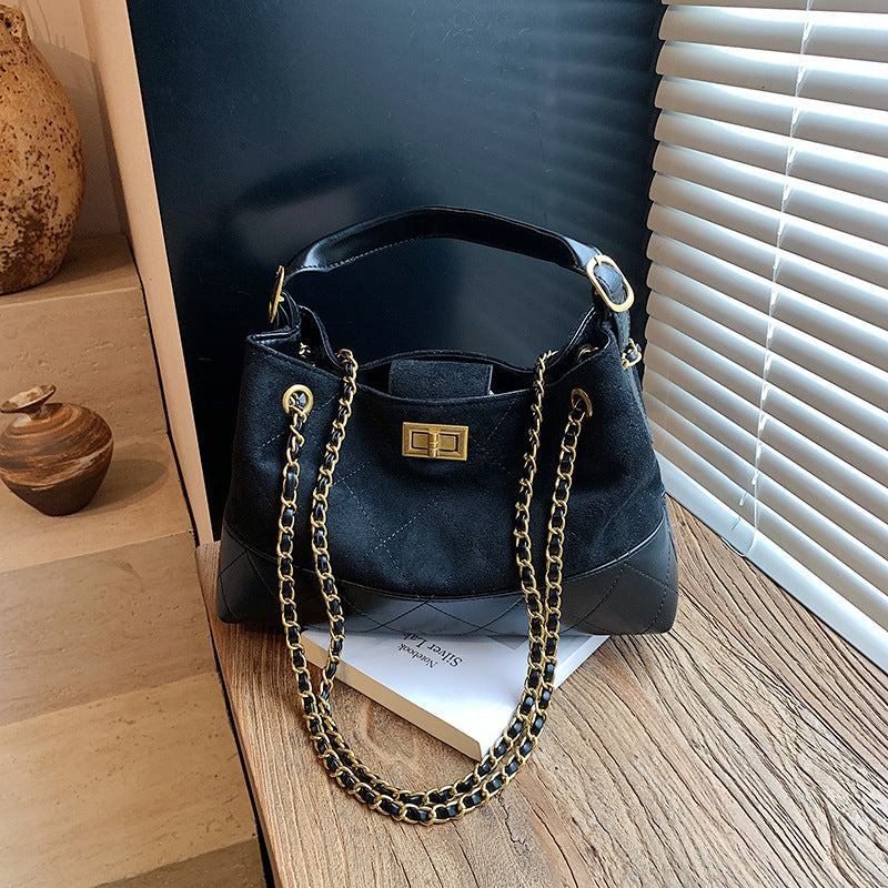 A diamond chain bag shoulder messenger bag