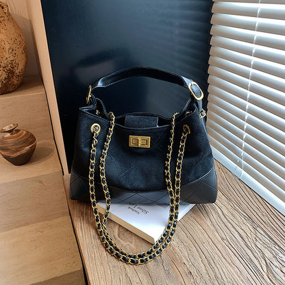 A diamond chain bag shoulder messenger bag