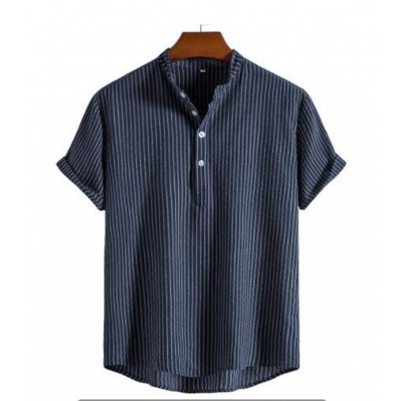 A men's stand-up collar striped short-sleeved shirt