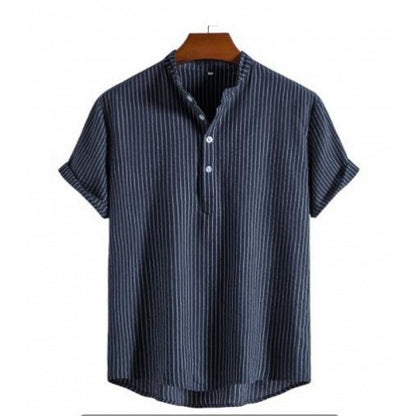 A men's stand-up collar striped short-sleeved shirt