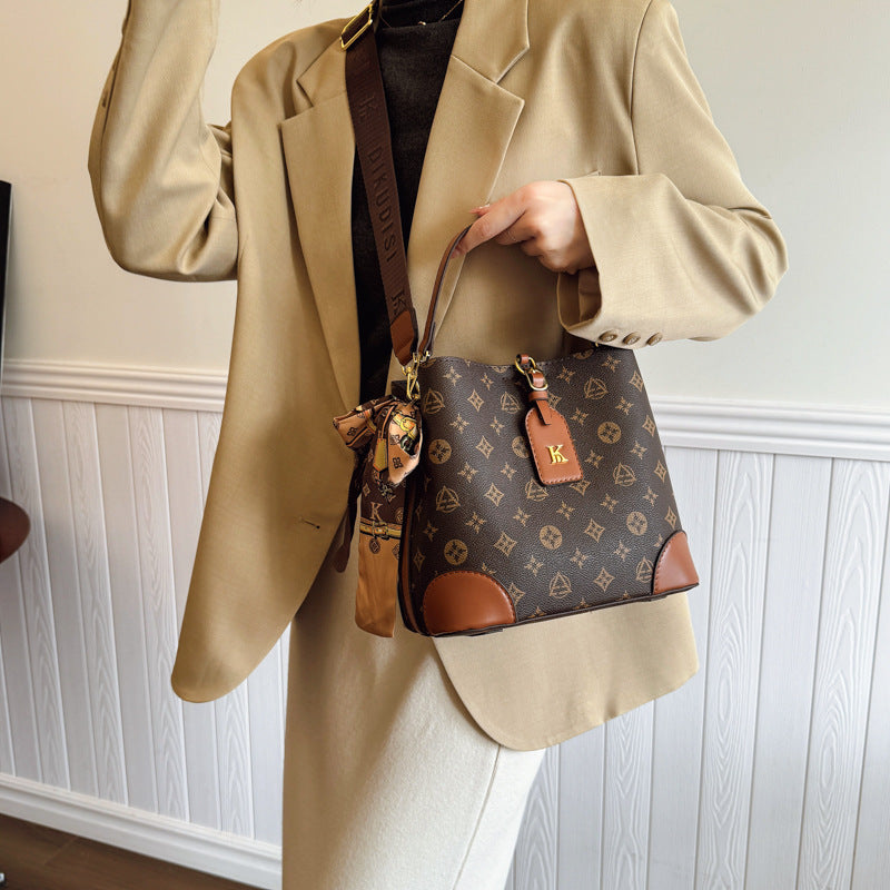 A new printed shoulder oblique span bag trendy fashion versatile handbag bag