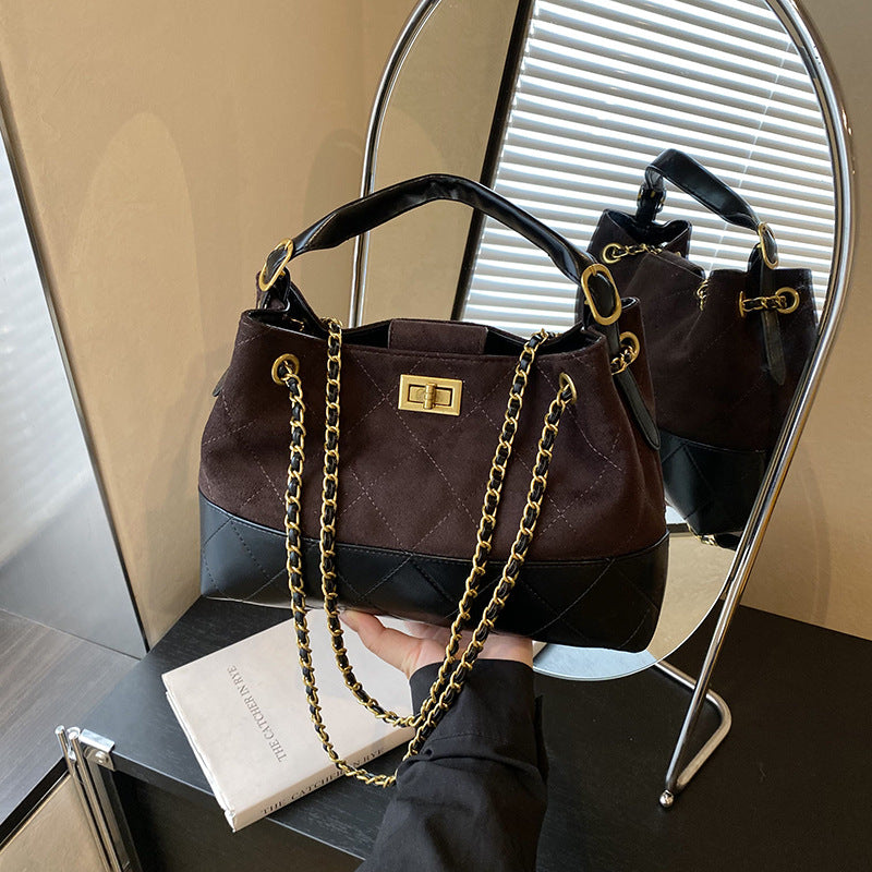 A diamond chain bag shoulder messenger bag