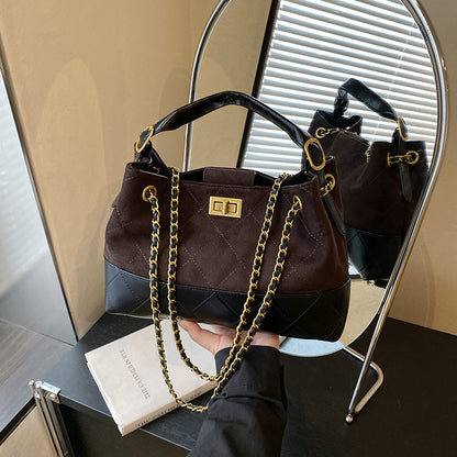 A diamond chain bag shoulder messenger bag