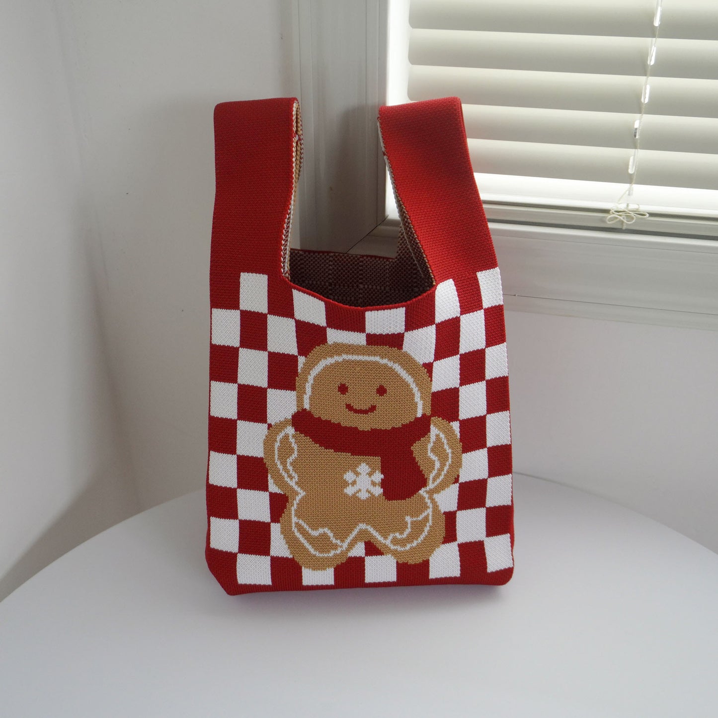 A small bag knit bag handbag