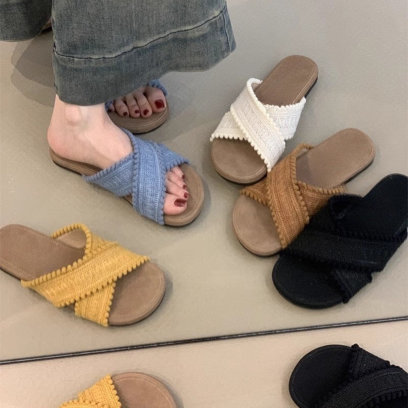 A woven cross slippers summer vacation sandals