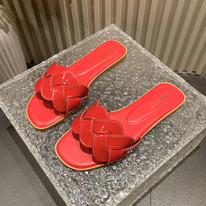 A new slippers for women to wear in summer, non-slip flat-bottomed beach soft-soled fashion sandals, one-word cool slippers
