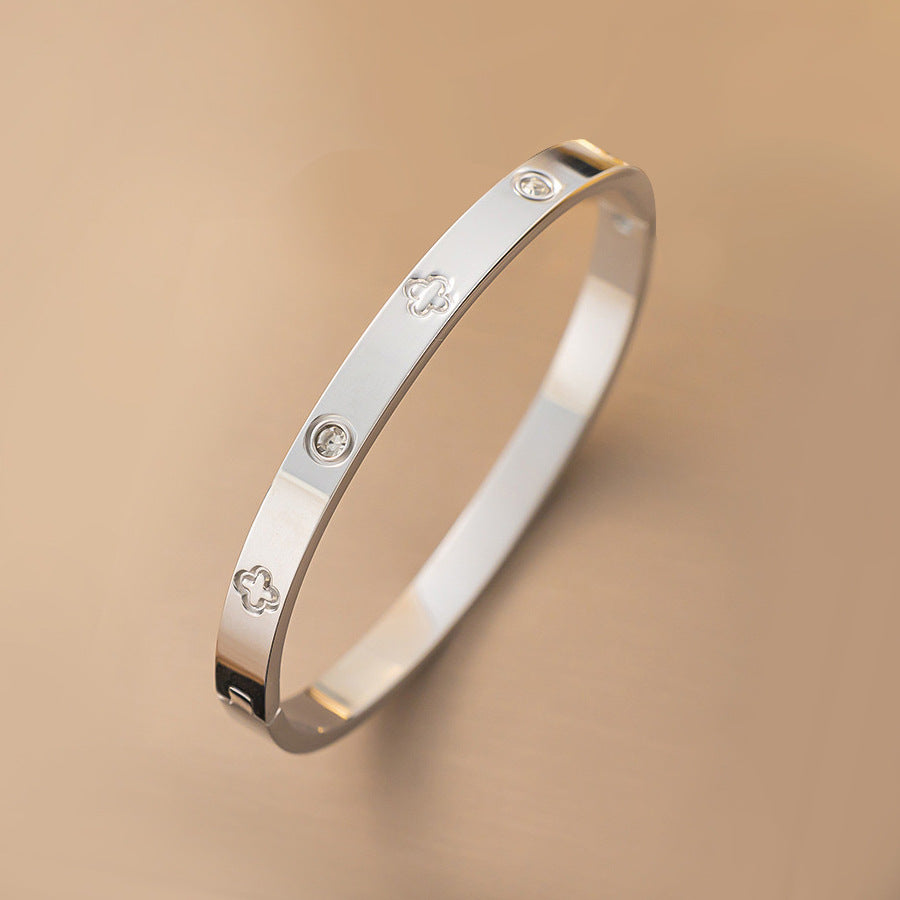 AC European and American cross-border women's electroplated four-leaf clover gold high-end women's jewelry wholesale non-fading jewelry titanium steel bracelet