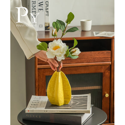 A vase flower arrangement