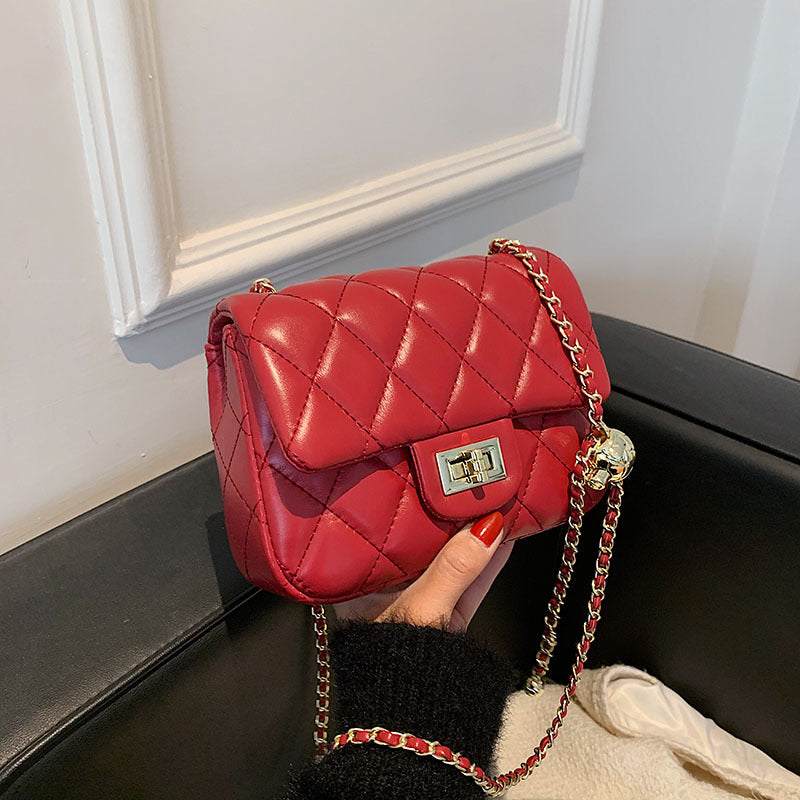 A new shoulder bag, armpit bag, Xiaoxiangfeng rhombus chain bag, messenger bag.