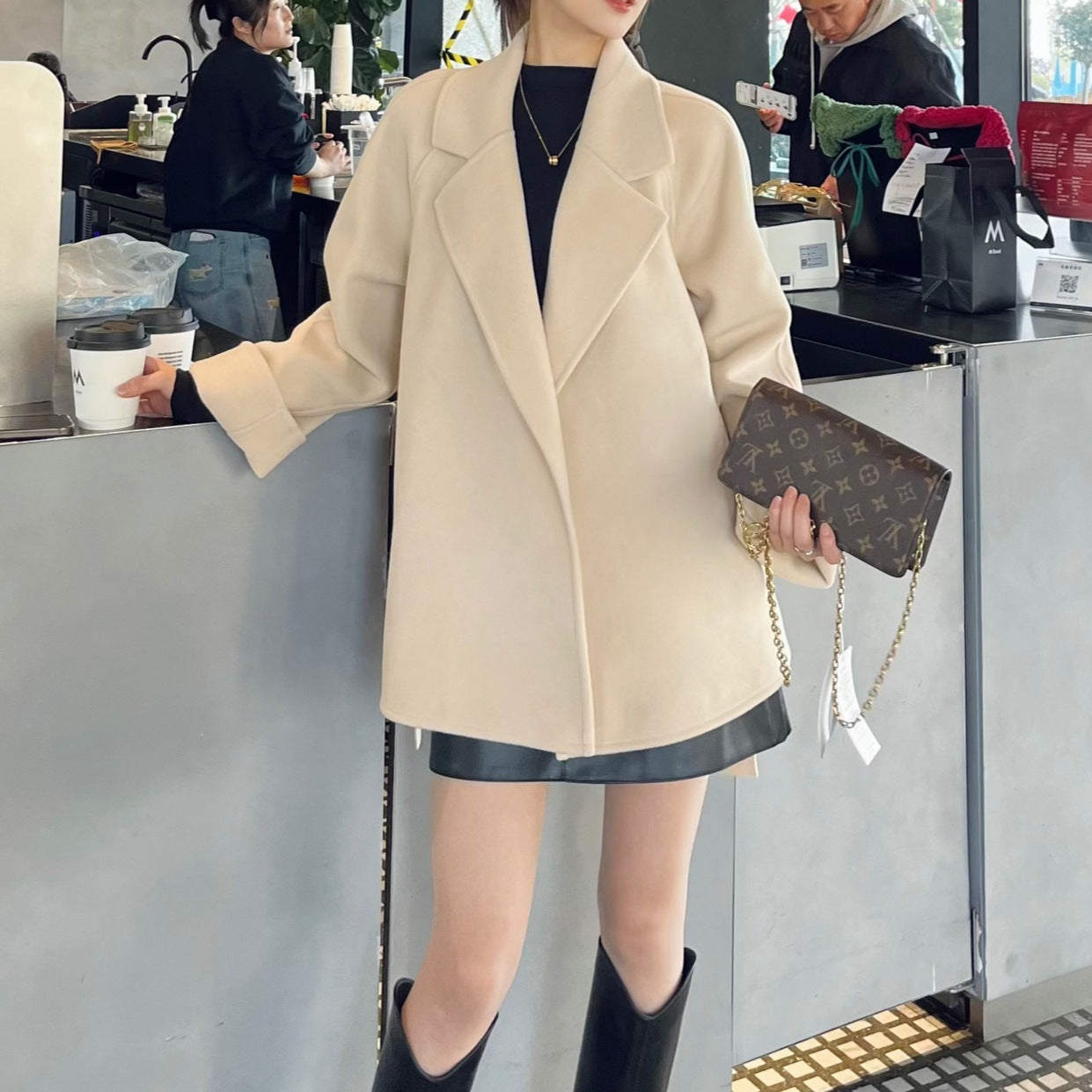 A lady's autumn and winter coat