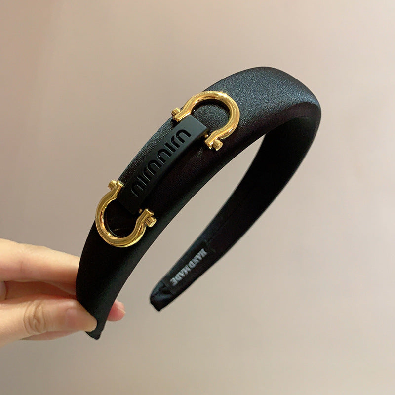 A autumn and winter new fashion high-end side metal letter buckle decoration sponge high cranial top foreign air pressure headband headgear