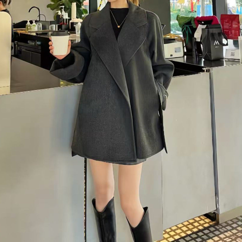 A lady's autumn and winter coat