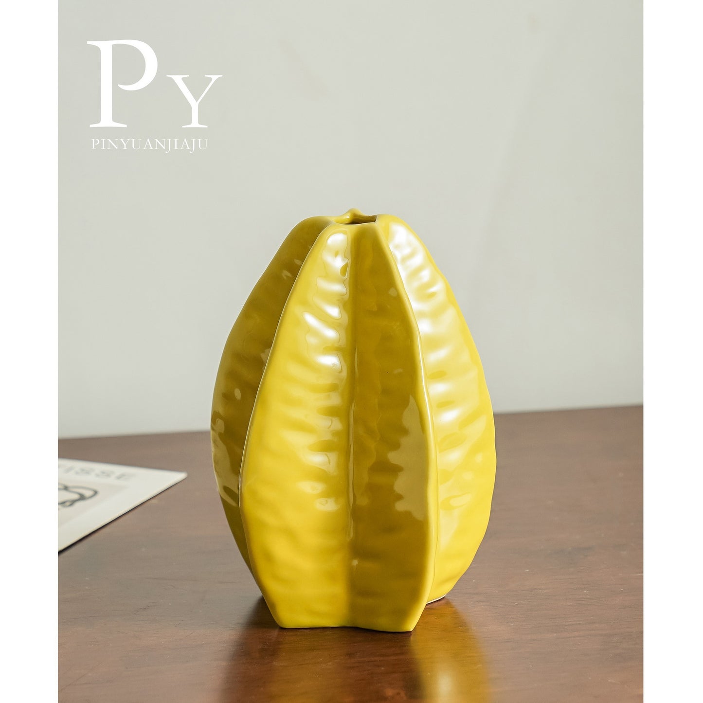 A vase flower arrangement