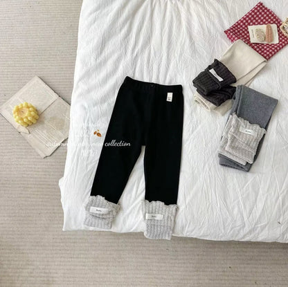A Children's warm leggings