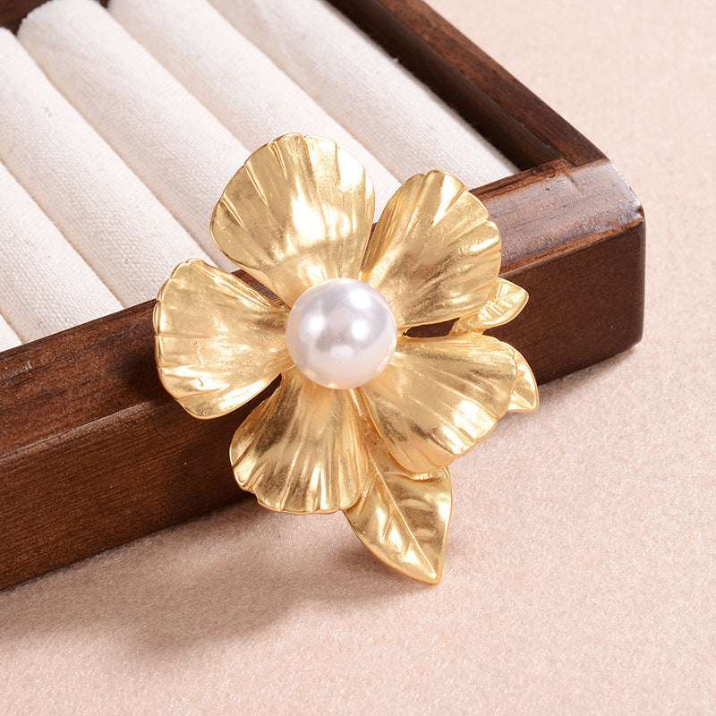 A Retro Pearl Flower Brooch Women's Clothing Accessories Elegant Simple Gold High-end Niche Clothing Jewelry - Mixbatch