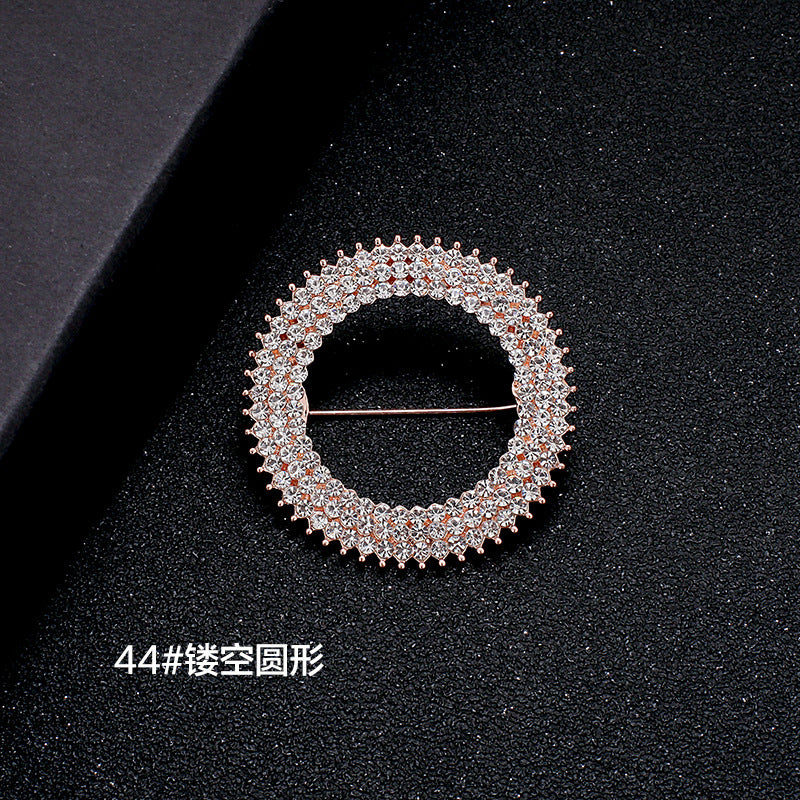 A Korean new fashion high-end brooch women's rhinestone silk scarf buckle anti-light buckle crystal brooch pin pearl jewelry
