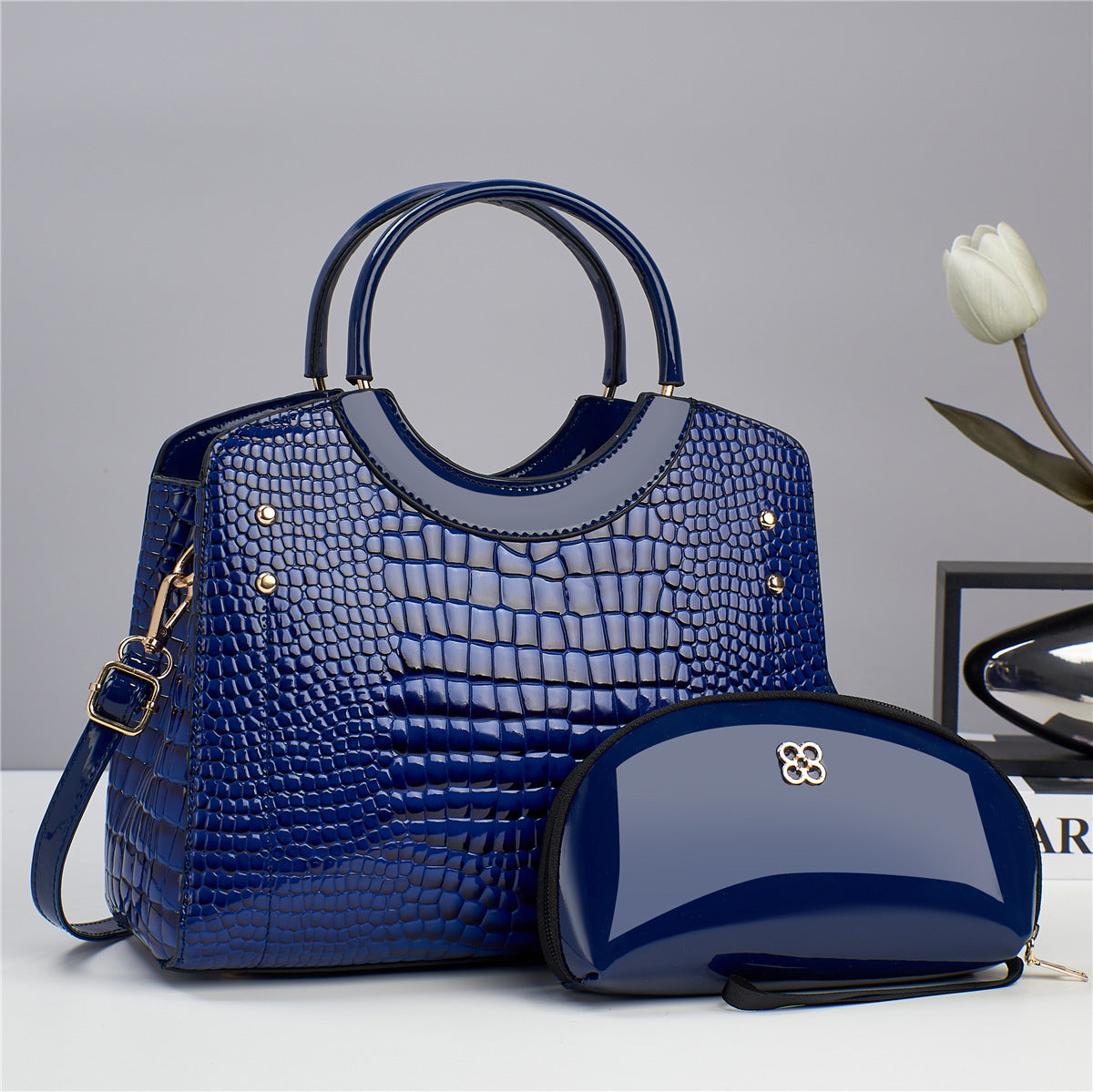 A stylish alligator pattern large capacity handbag