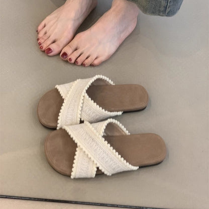A woven cross slippers summer vacation sandals