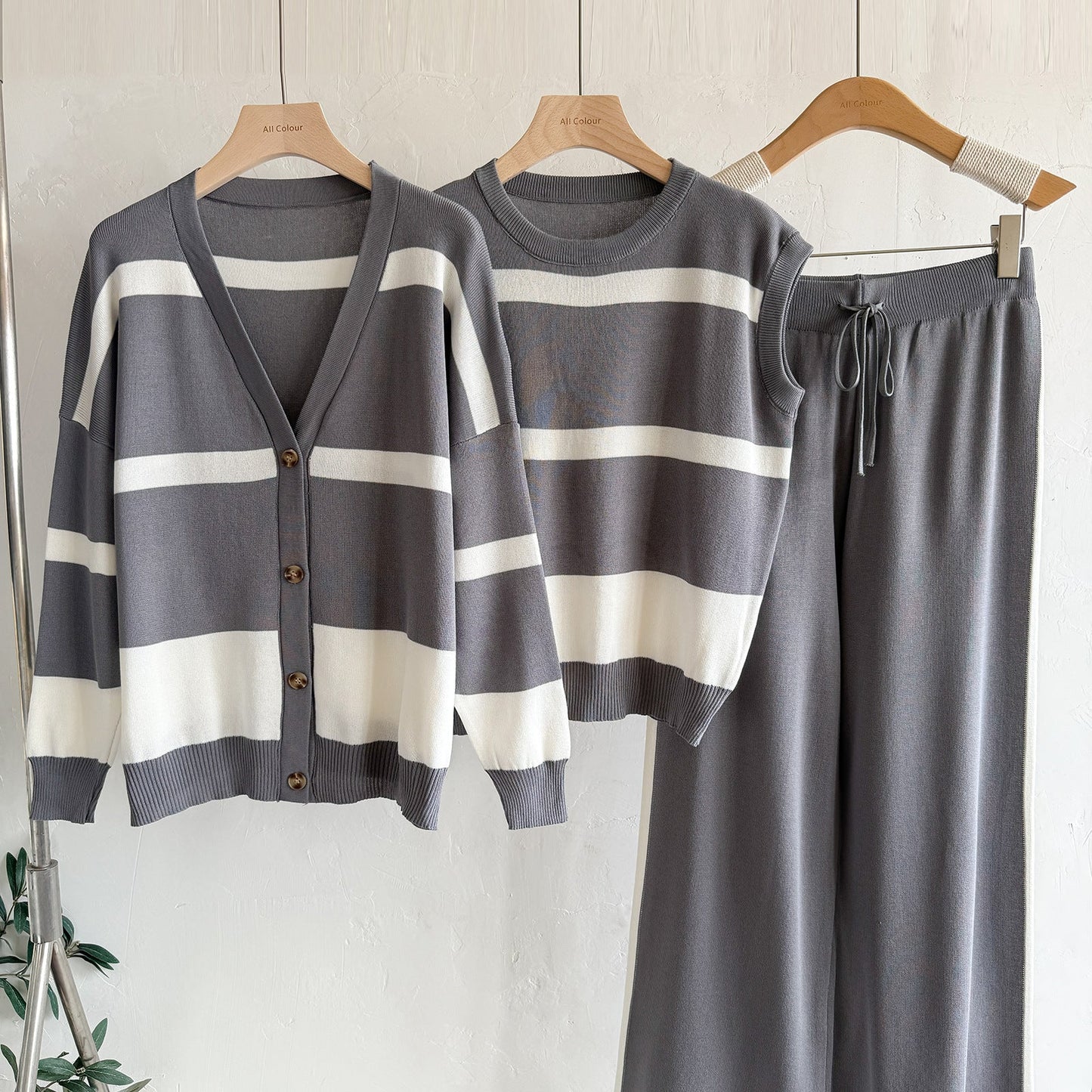 A knitted long-sleeved three-piece set