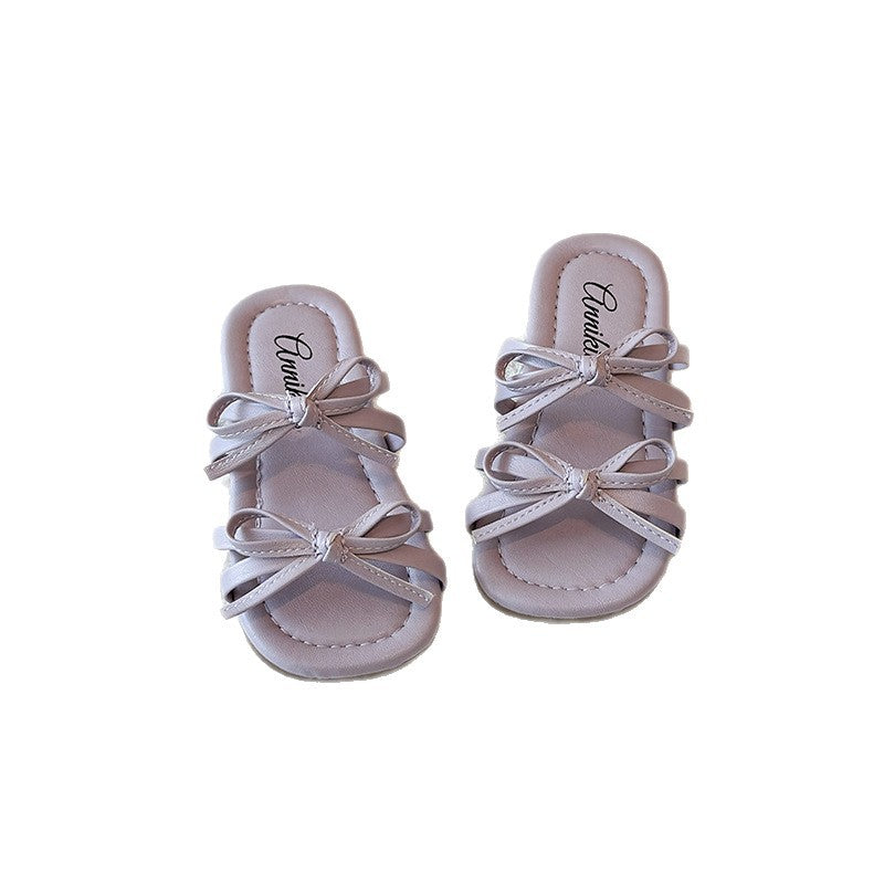 A children's open-toed slippers