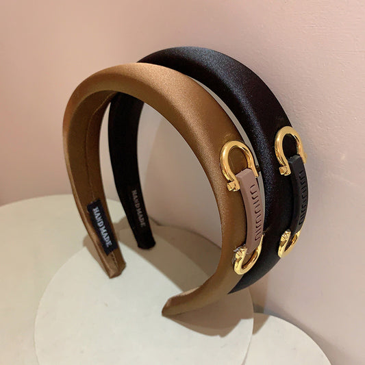 A autumn and winter new fashion high-end side metal letter buckle decoration sponge high cranial top foreign air pressure headband headgear