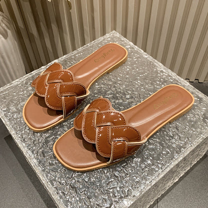 A new slippers for women to wear in summer, non-slip flat-bottomed beach soft-soled fashion sandals, one-word cool slippers