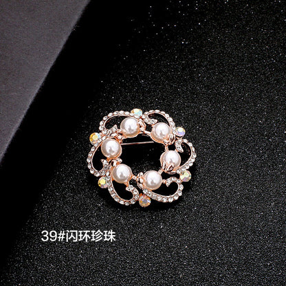 A Korean new fashion high-end brooch women's rhinestone silk scarf buckle anti-light buckle crystal brooch pin pearl jewelry