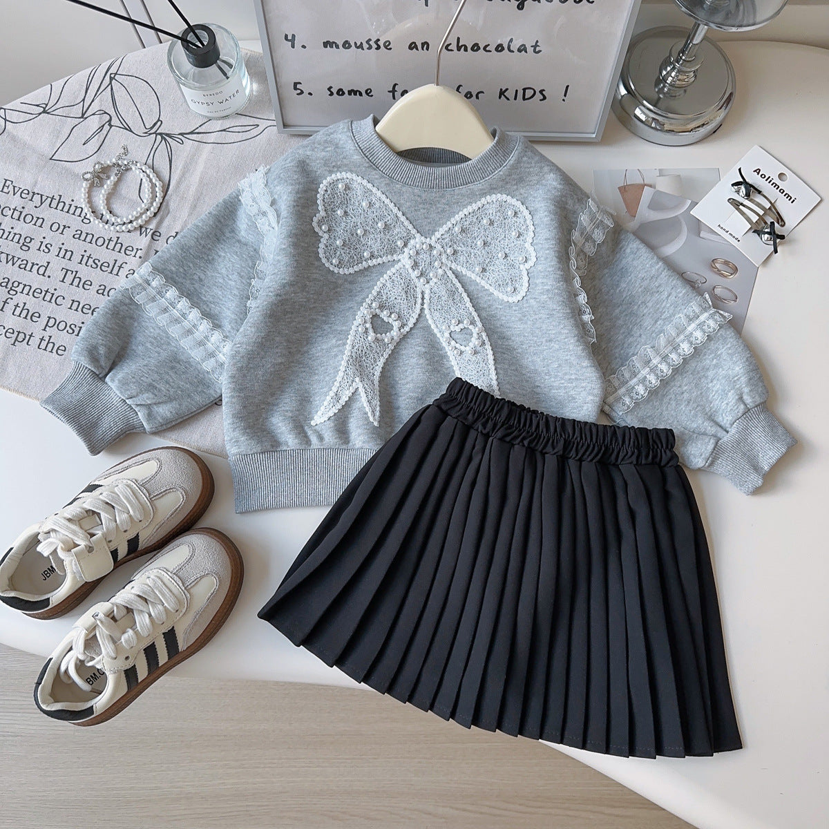 A girls skirt set two-piece set