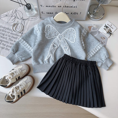 A girls skirt set two-piece set