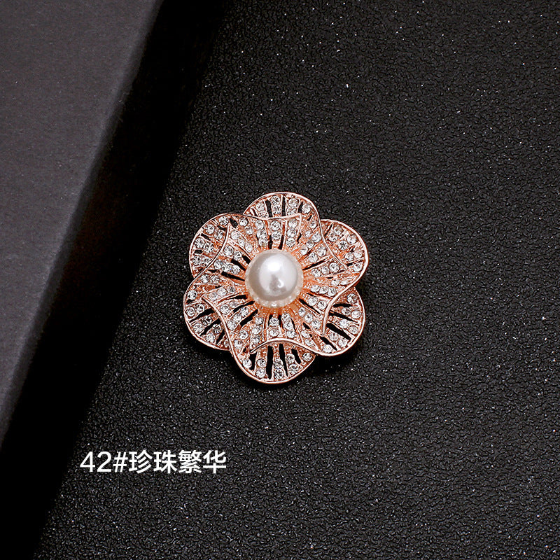 A Korean new fashion high-end brooch women's rhinestone silk scarf buckle anti-light buckle crystal brooch pin pearl jewelry
