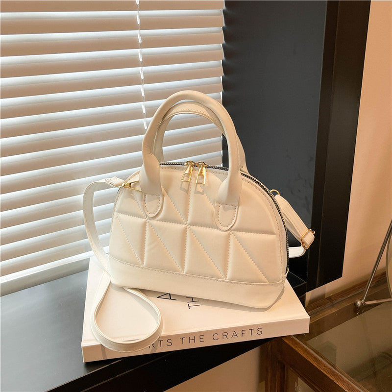 A new diamond popular handbag simple messenger bag texture shell bag tide