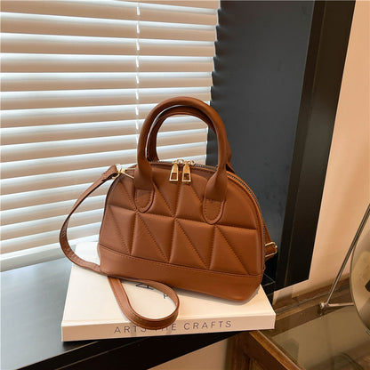 A new diamond popular handbag simple messenger bag texture shell bag tide