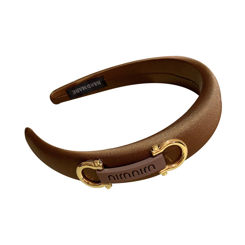 A autumn and winter new fashion high-end side metal letter buckle decoration sponge high cranial top foreign air pressure headband headgear
