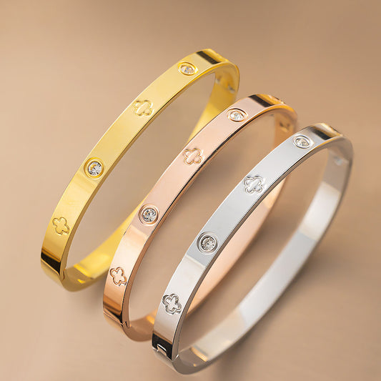 AC European and American cross-border women's electroplated four-leaf clover gold high-end women's jewelry wholesale non-fading jewelry titanium steel bracelet
