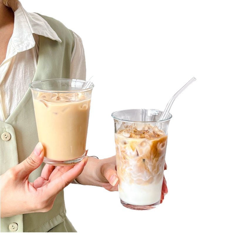 A transparent glass water cup