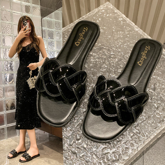 A new slippers for women to wear in summer, non-slip flat-bottomed beach soft-soled fashion sandals, one-word cool slippers