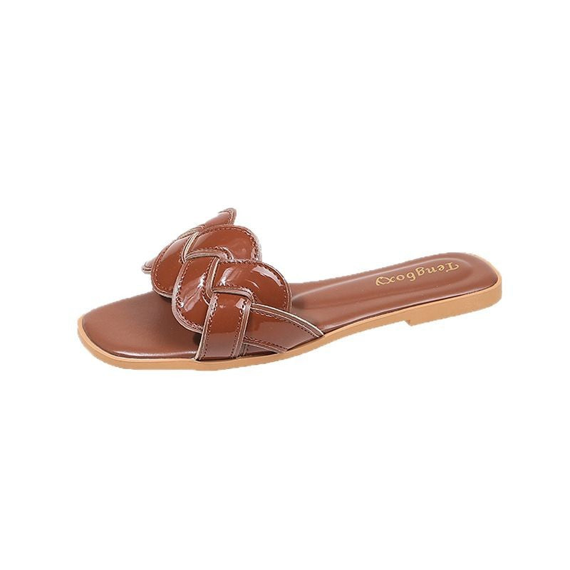 A new slippers for women to wear in summer, non-slip flat-bottomed beach soft-soled fashion sandals, one-word cool slippers