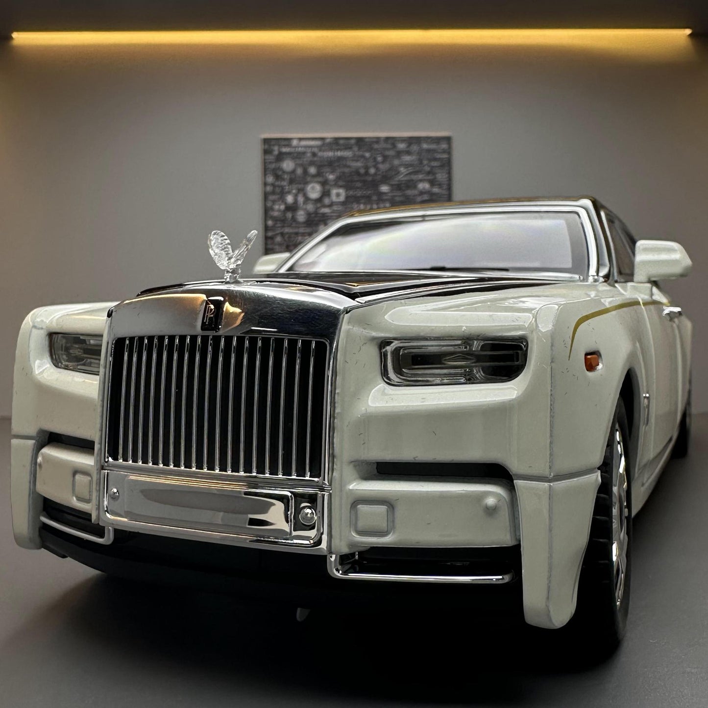 A 1:18 Alloy Metal Car Model Ornament