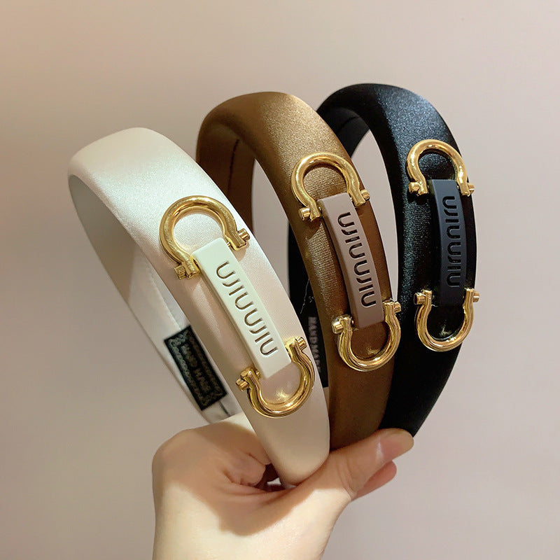 A autumn and winter new fashion high-end side metal letter buckle decoration sponge high cranial top foreign air pressure headband headgear