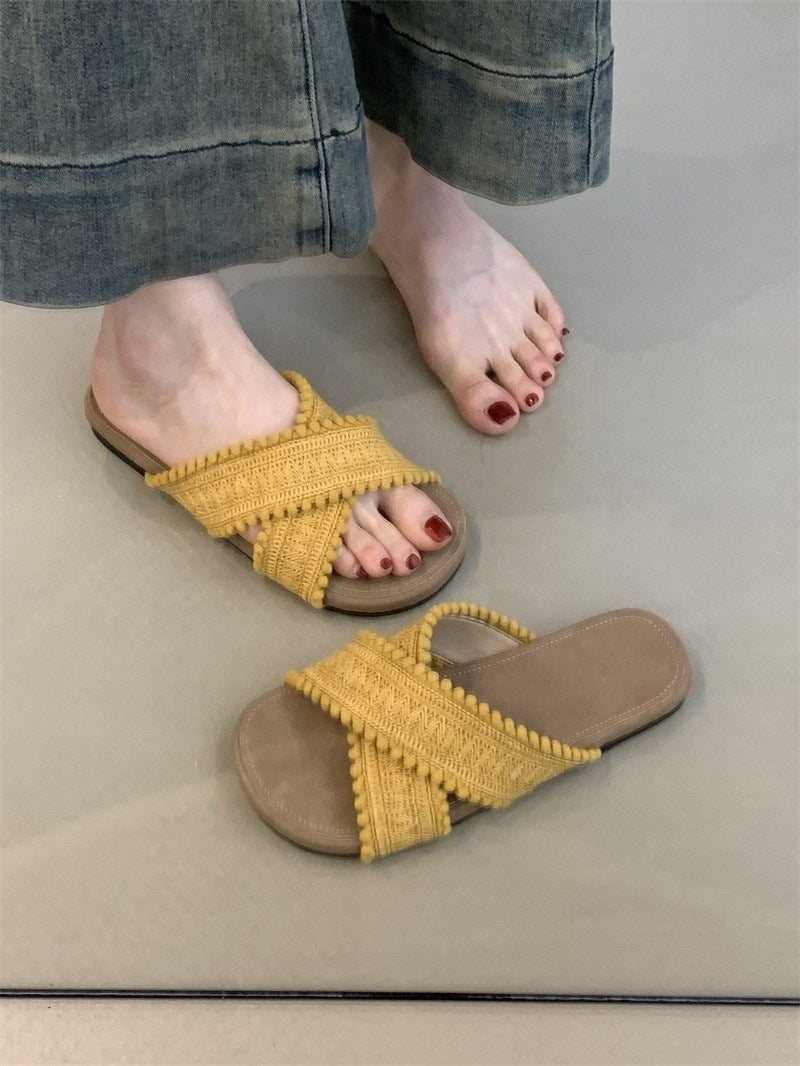 A woven cross slippers summer vacation sandals