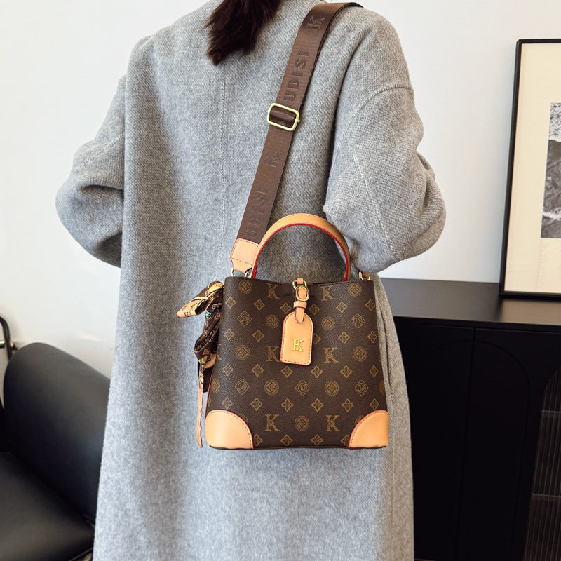 A new printed shoulder oblique span bag trendy fashion versatile handbag bag