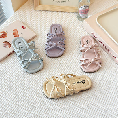 A children's open-toed slippers