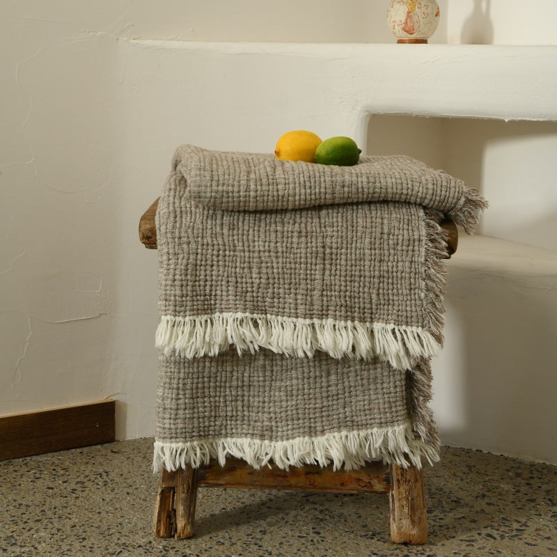 بطانية منسوجة من القطن والكتان مزينة بشرابات