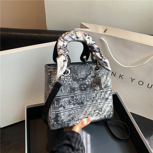 A new light luxury portable Princess Diana women's bag high-end foreign-style go out niche messenger bag - Mixbatch