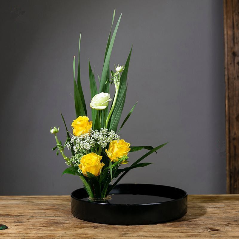 A Plastic flower plate flower arrangement device