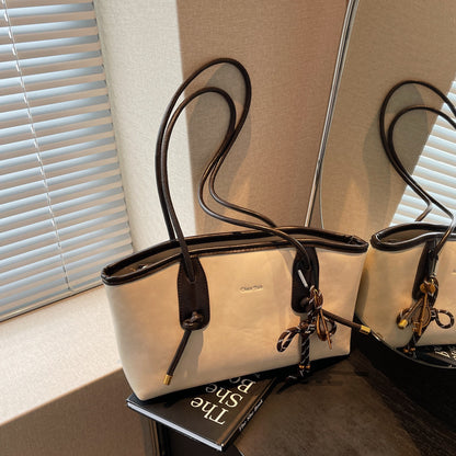 A shoulder bag handbag