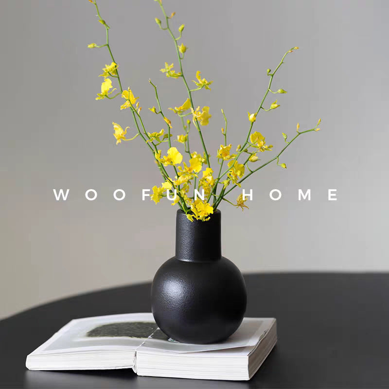 A vase ornament, living room flower arrangement, ceramic, white high-end flower creativity, niche simplicity, light luxury, hydroponics, small water nourishment