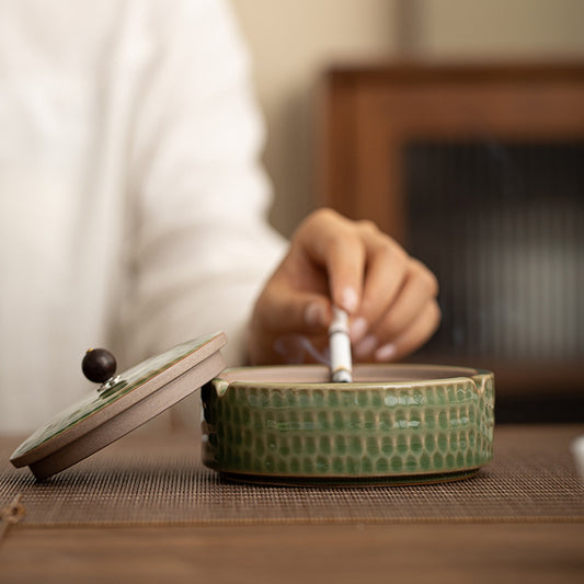 A creative large ceramic ashtray with lid light luxury high sense