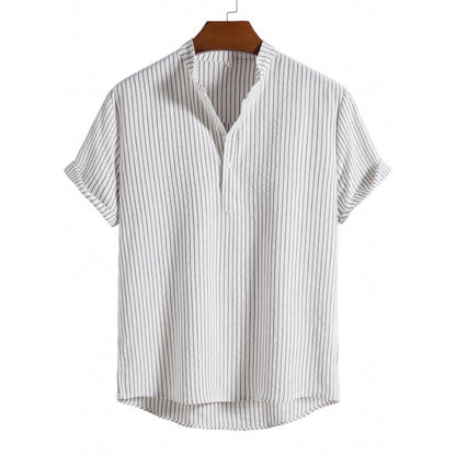 A men's stand-up collar striped short-sleeved shirt