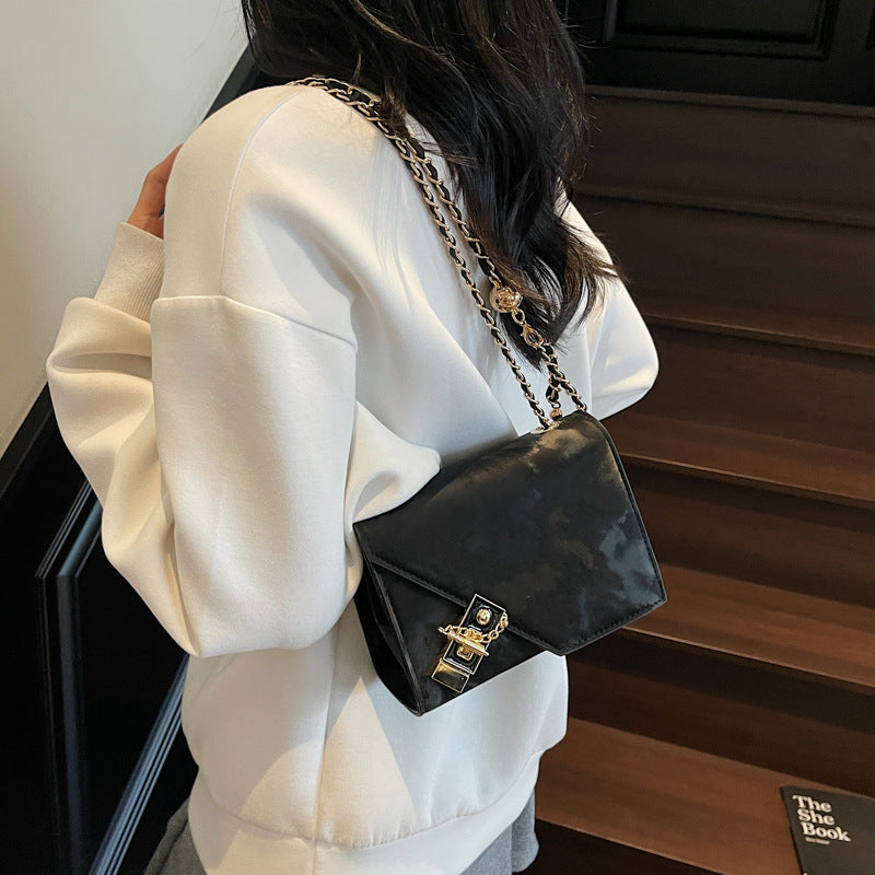A shoulder bag messenger bag